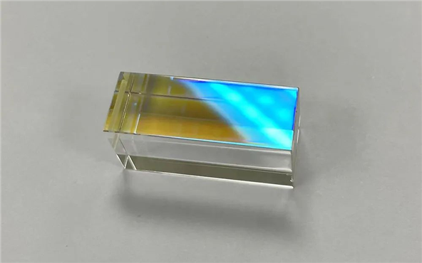 蓝宝石镜片的精密切割技术