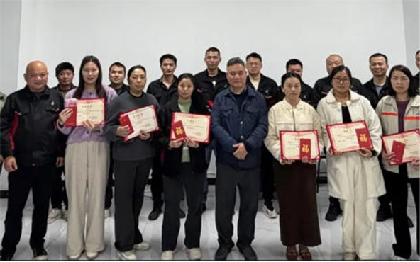 Putting the strugglers first, walking alongside the outstanding | 2025 Outstanding Employee Award Ceremony